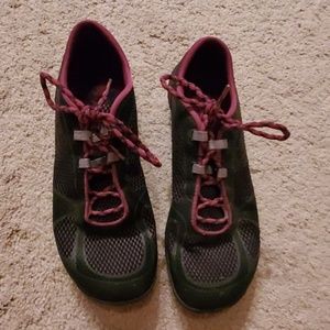 Flat light running shoes